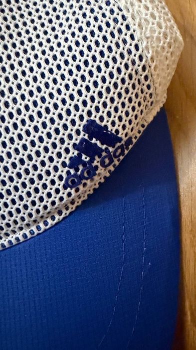 Дитяча синьо-біла бейсболка з сіткою бренду Adidas