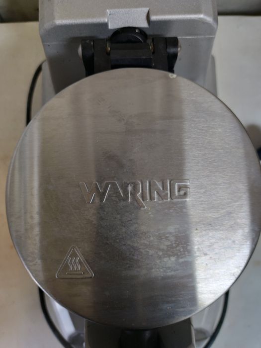 Máquina de waffles giratória