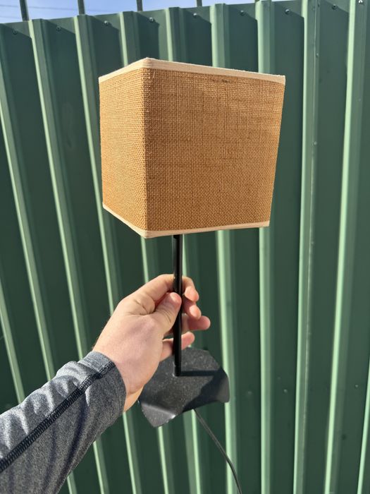 Candeeiro de mesa com abatjour bege quadrado, base preta