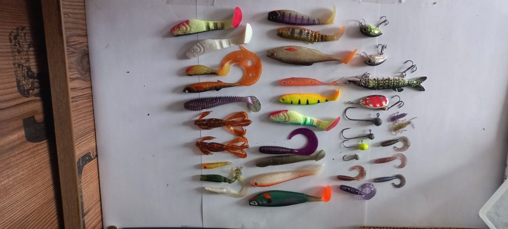 Zestaw przynęt spinningowych i pudełek