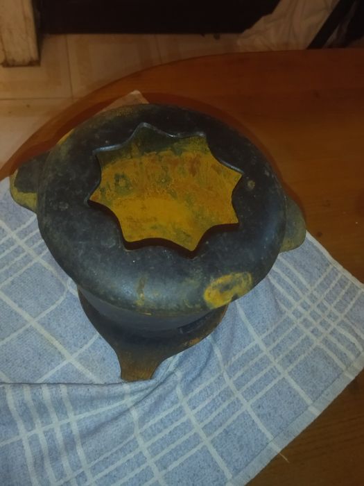 Vendo panela antiga com tripé