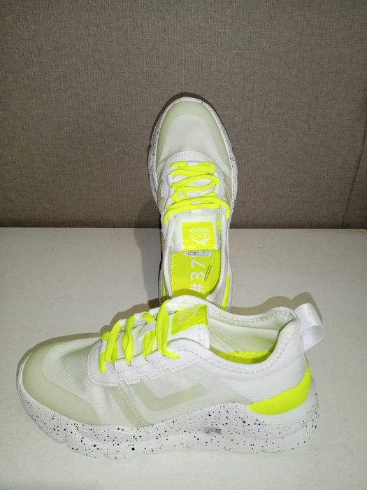 Продам жіночі кросівки.