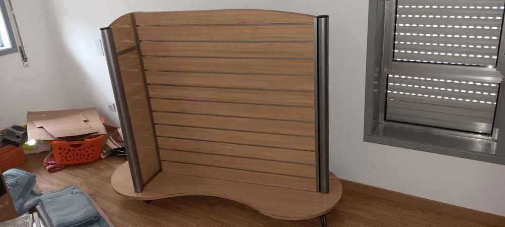 Expositor com rodas