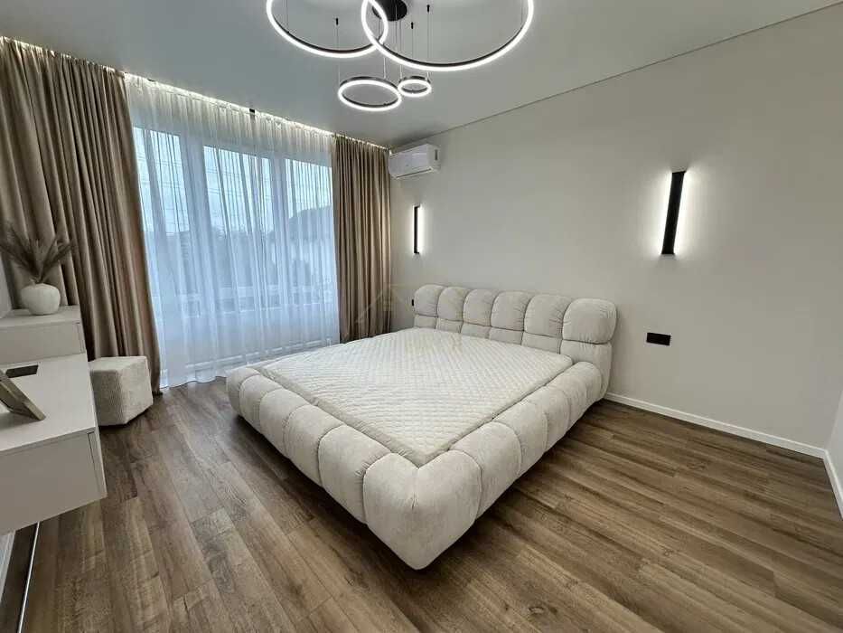 Продаж ОСОБНЯКА з якісним Авторським РЕМОНТОМ на початку Крихівців!