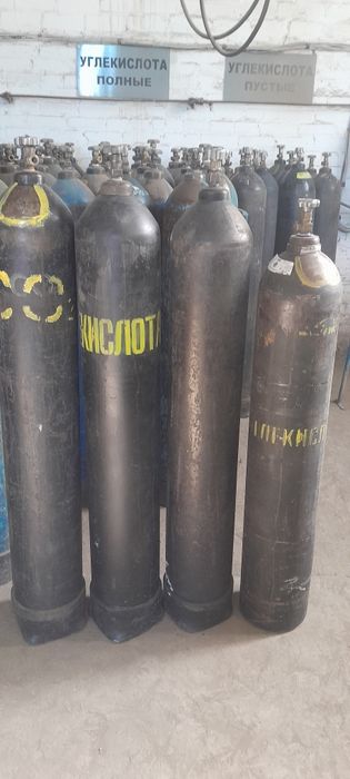 Баллоны углекислотные маленькие и большие,а також є кисень та інші газ