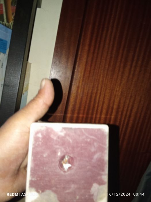 Estátua de uma varina em bronze ou latão