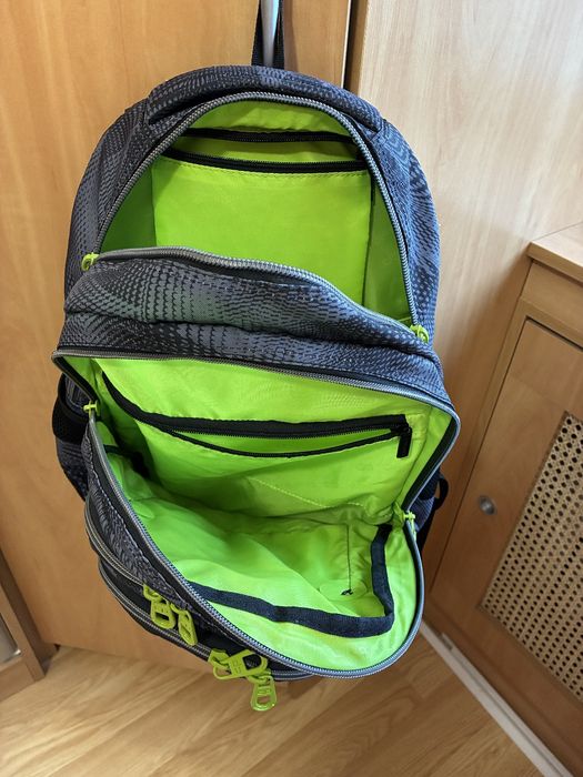 Sprzedam elegancki plecak czterokomorowy.