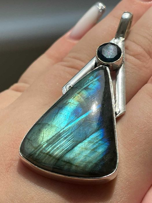 Кулон с огненным лабрадоритом и голубым топазом, посеребренный