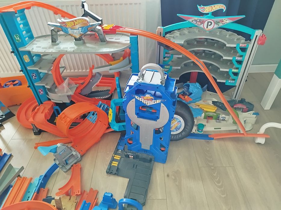 Tory i garaże Hot Wheels