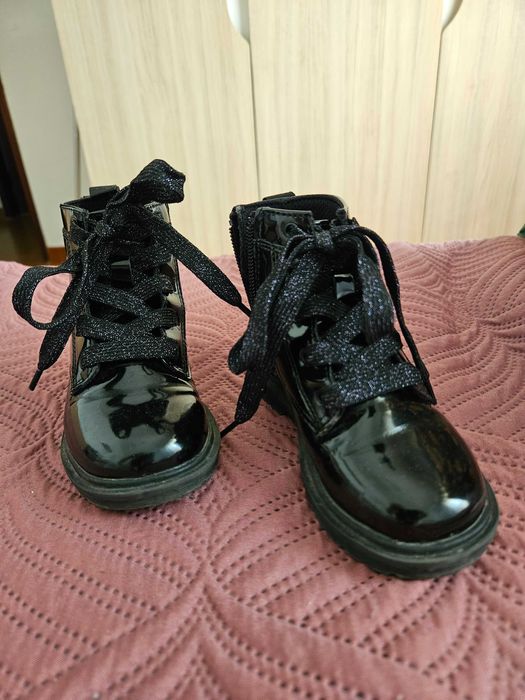 Botins azuis tipo verniz