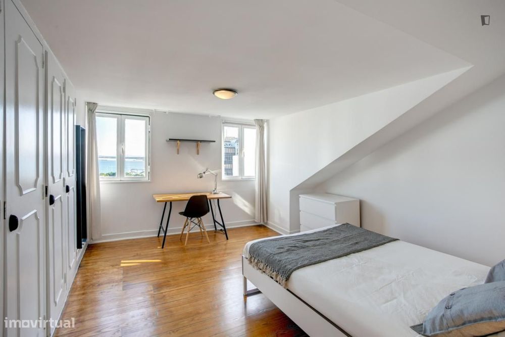 Quarto - localizado em Santos Lisbon