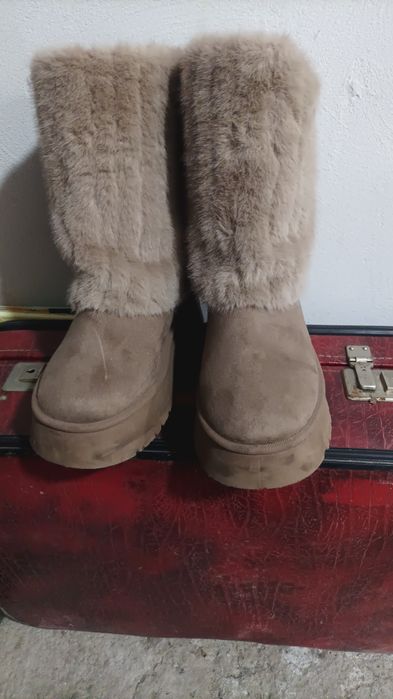 Продаються угі розмір 37