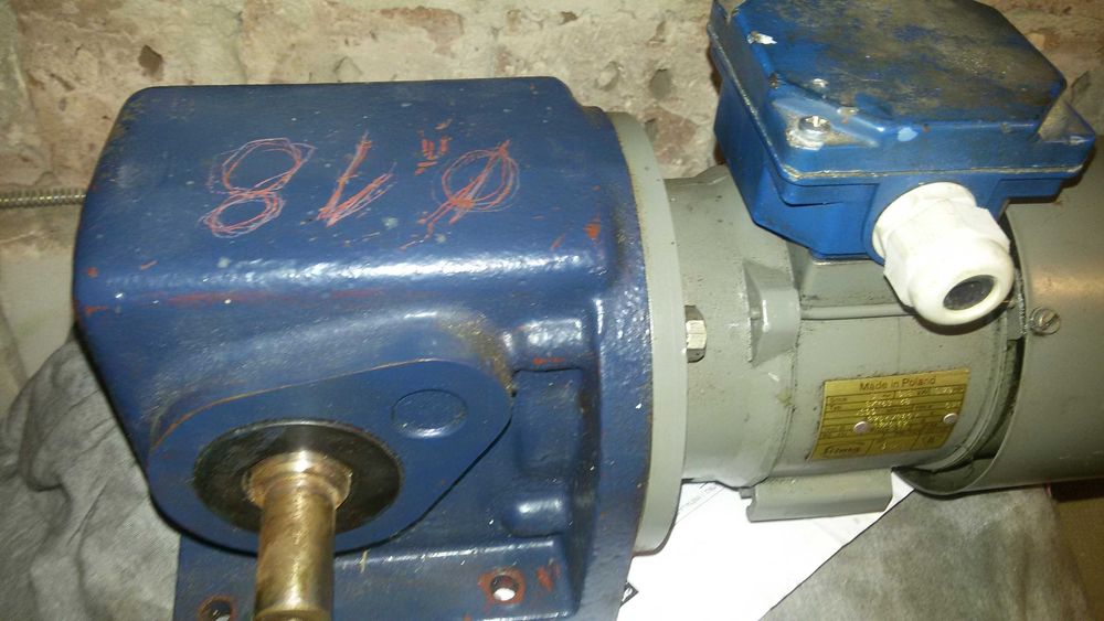 Przekładnia kątowa z silnikiem