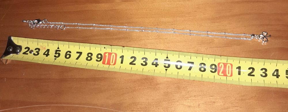 Colar prateado com flor