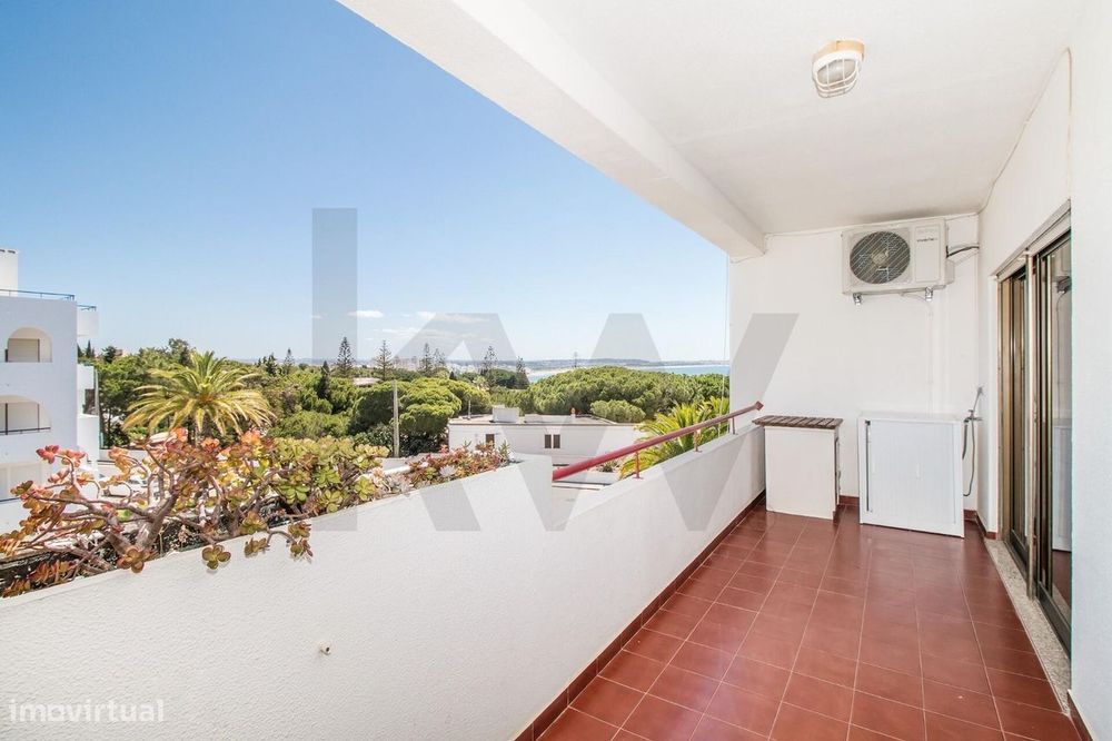 T2 com Vista Mar e Piscina, a 3 Minutos da Praia da Cova Redonda