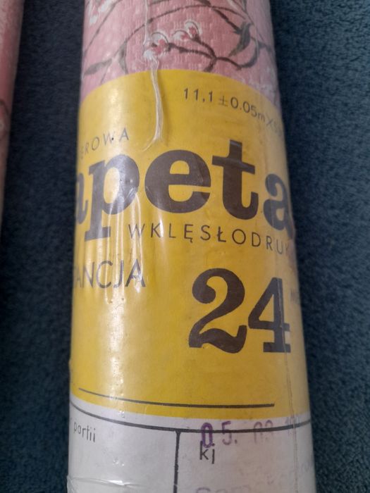 Różowa tapeta w kwiaty