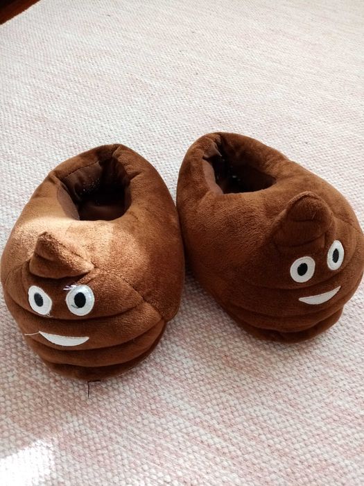 Pantufas emoji Pou