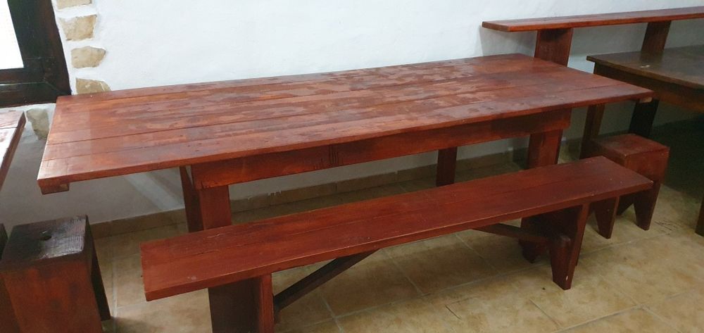 Mesas e bancos de madeira