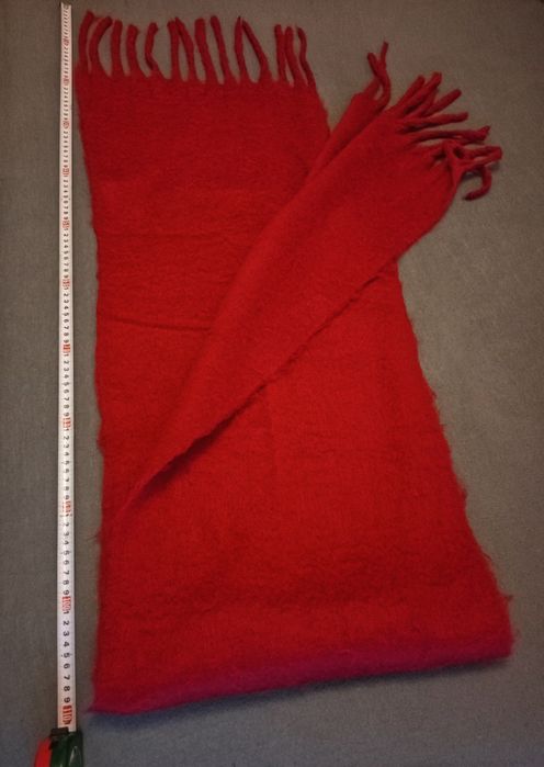 Długi i ciepły burgundowy szal szalik