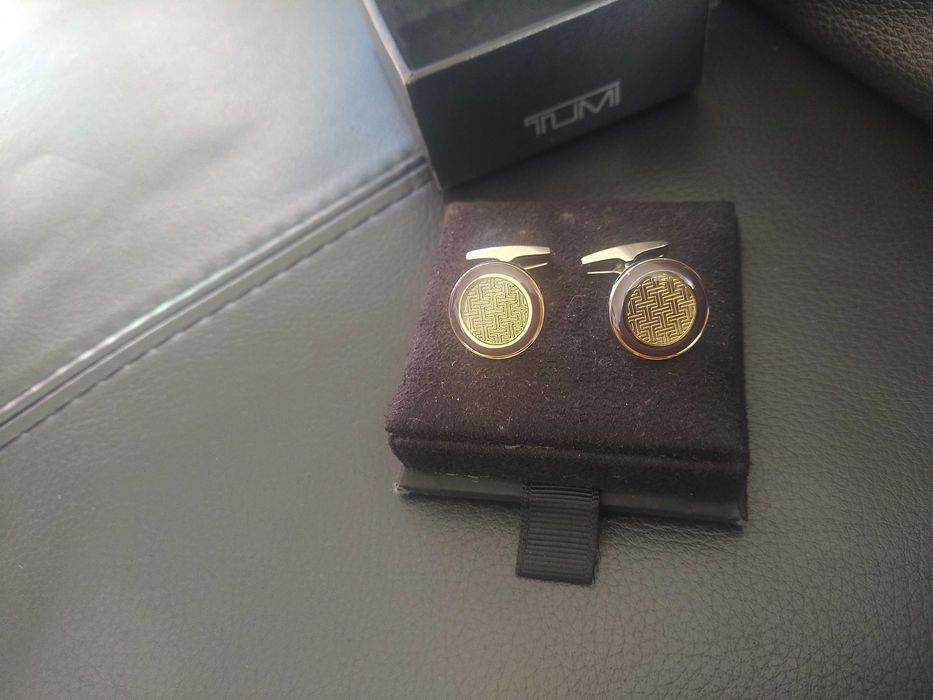 RESERVADO Botões de punho "olho de tigre". Com caixa.