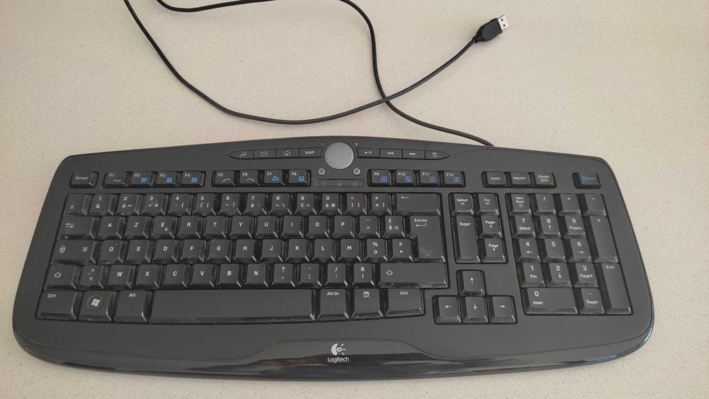 Cojunto monitor, speakers e teclado de computador