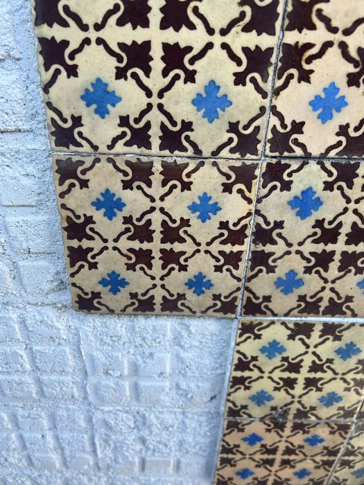 Vendo azulejo muito antigo