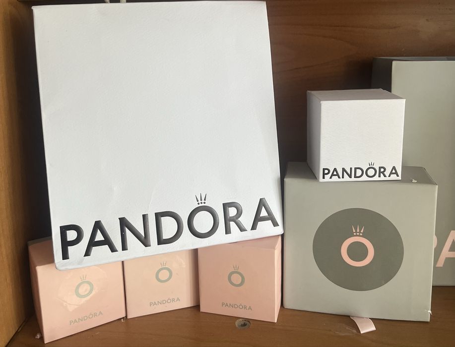 Коробочки та пакети Pandora
