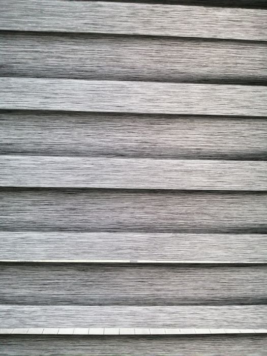 Roleta dzień / noc, szara. 70 na 130 cm.