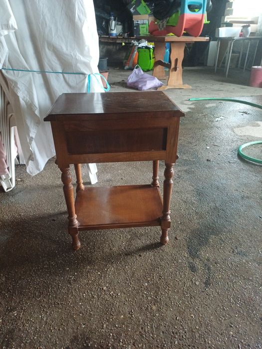 Mesinha de cabeceira usada