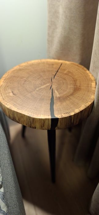 Stolik nocny. Blat z plastara Dębu. Pęknięcia wypełnione żywicą .