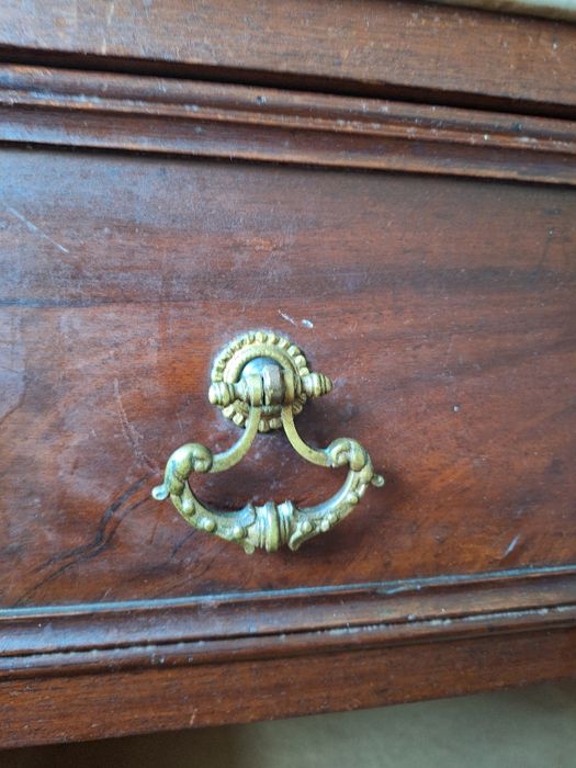 Cómoda antiga com espelho