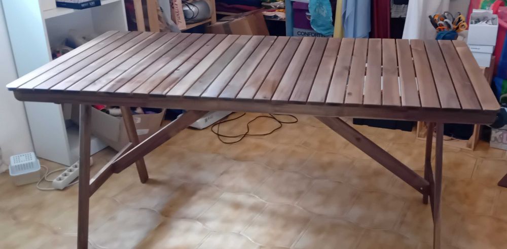 Grande mesa é 2 cadeiras en madeira