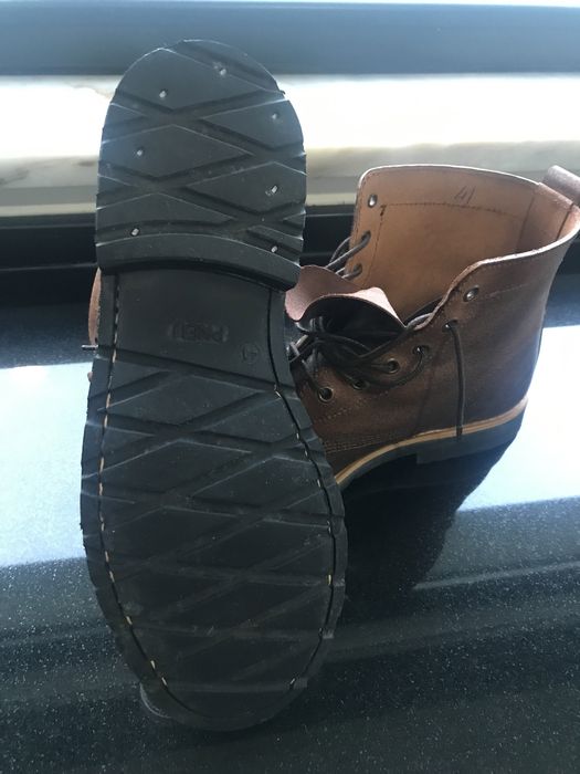 Botas em pele de cor castanha