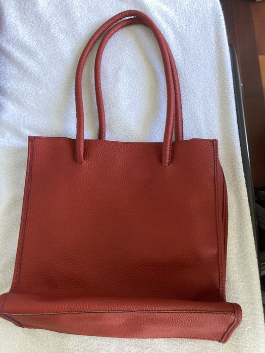 Mala vermelha em pele sintetica