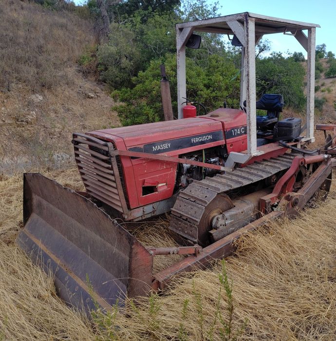 Massey Ferguson 174C de Rastos c/ Lâmina e Riper – Muito Estimada
