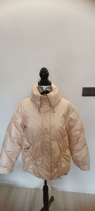 Kurtka puchowa morela ze stójką na zameczki.