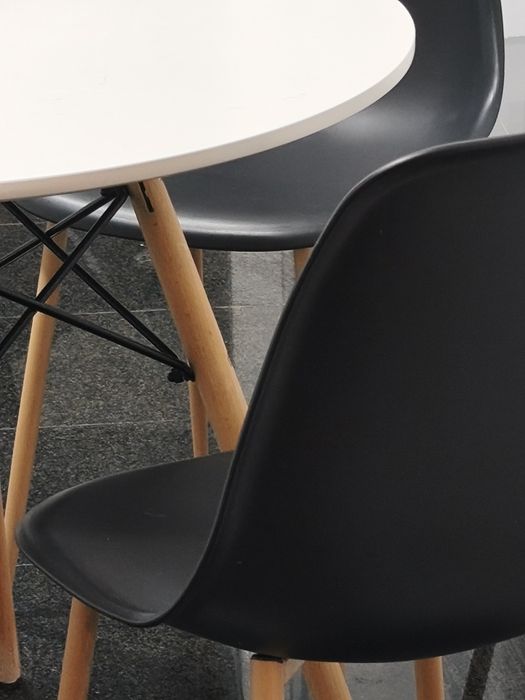 Mesa branca redonda com 80cm