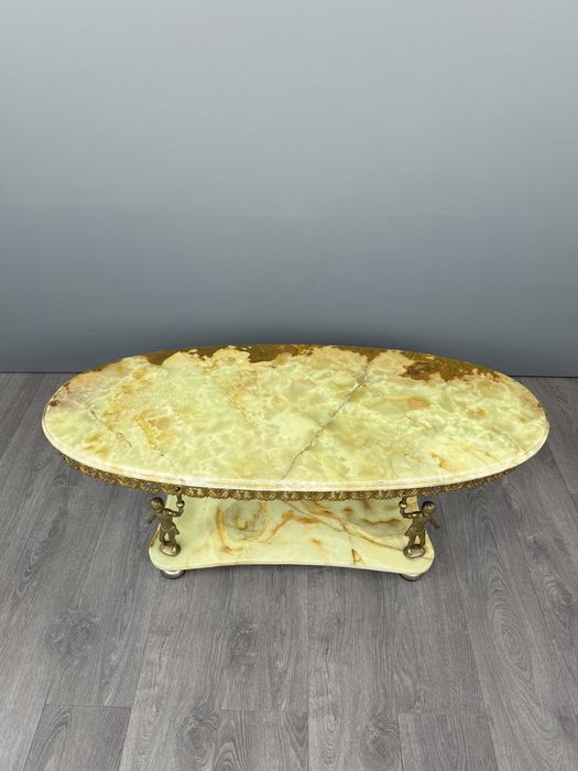 Вінтажний журнальний стіл