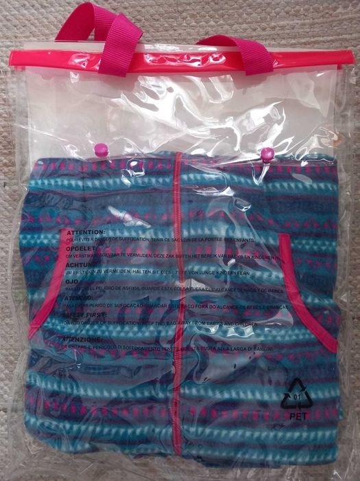 Vendo Roupão em Malha Polar com capuz e fecho, por estrear