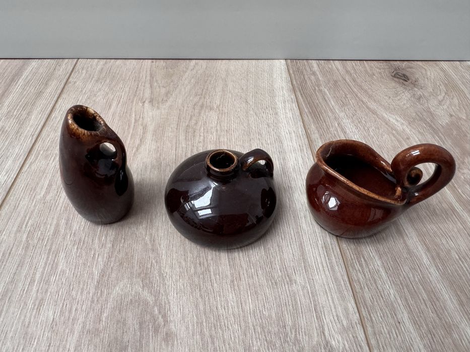 Małe ceramiczne wazony