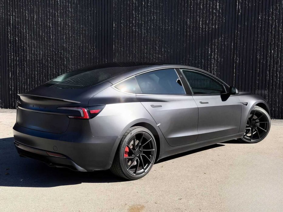 Tesla Model 3      2024