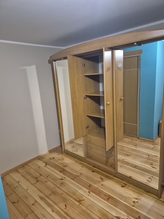 Szafa używana na ubrania i sypialnia