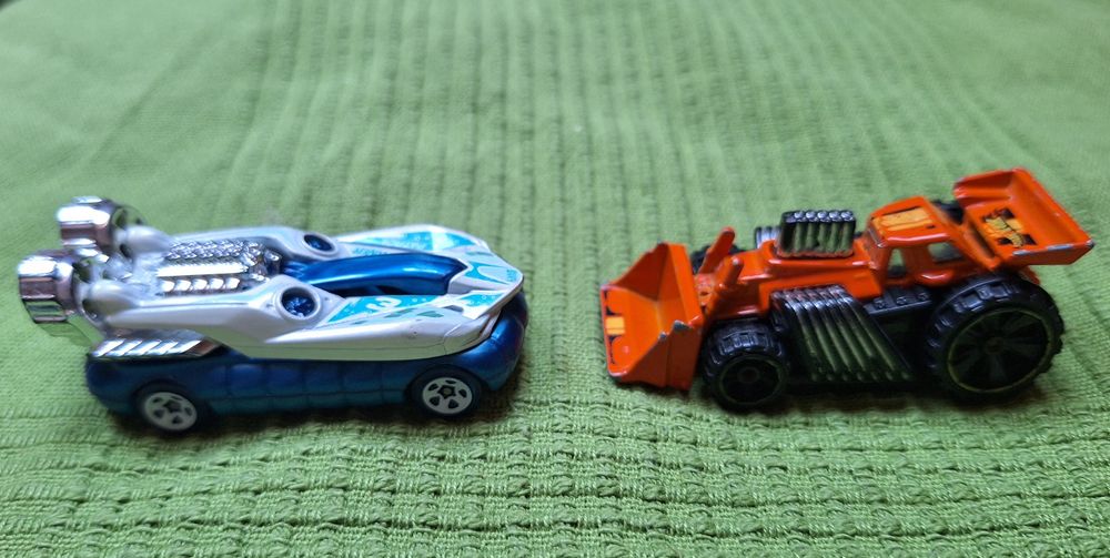 Zestaw samochodzików Hot Wheels: poduszkowiec i  buldożer