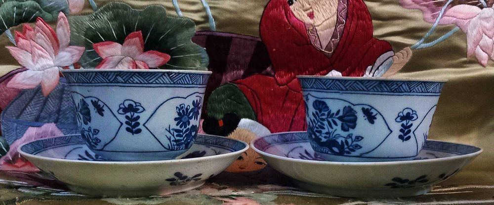 Bonito e Antigo Par De Taças e Pires, Porcelana Asiática.