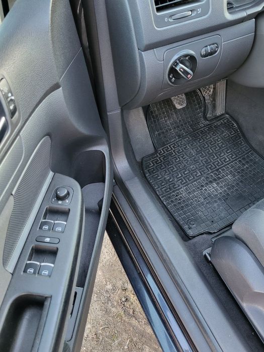 Volkswagen GOLF 5- 1,4Mpi бенз МКПП!