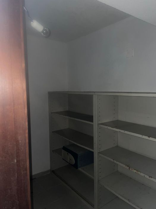 Aluga-se loja em cave em Alcochete