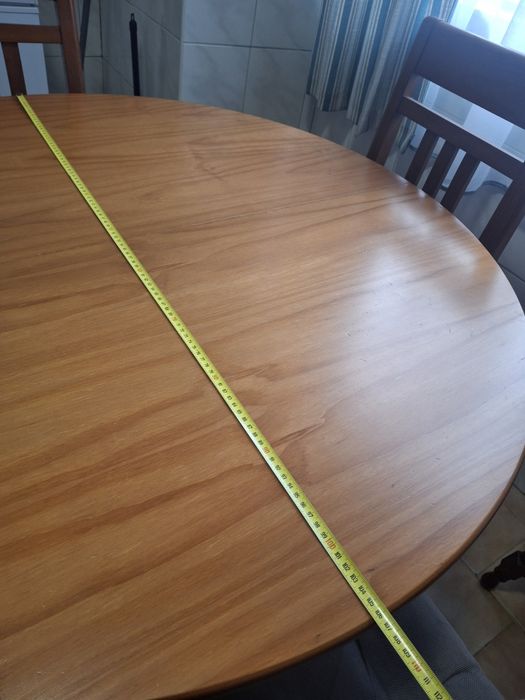 Mesa de jantar redonda com 4 cadeiras