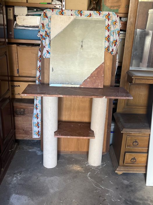 Consola clássica com espelho, ideal para hall de entrada, corredor ou espaço de decoração. Contactos através do chat do OLX.