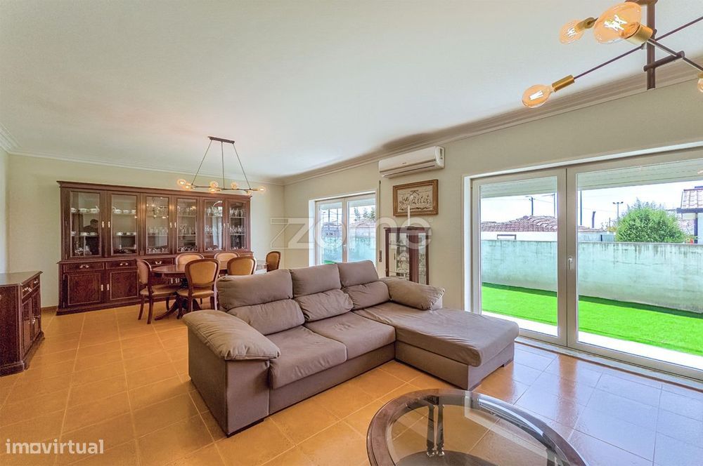 Moradia T3 térrea, independente com jardim em Vila Nova da Telha