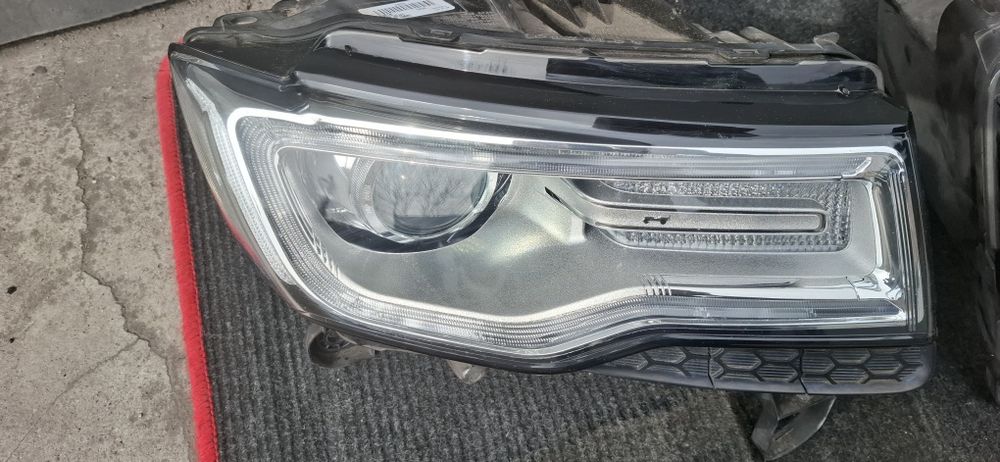 Lampa przod  Grand cherokee WK2  BI -Xenon skrętny 55112912AB 68111035AG